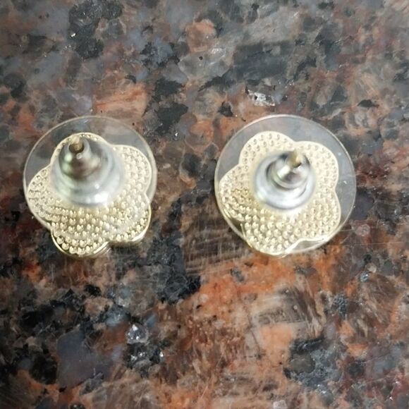 Goldtone Clover famous maker look-alike earrings...NEW - Picture 3 of 3